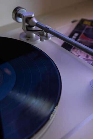 O toca-discos em acrílico dá um toque moderno ao ambiente