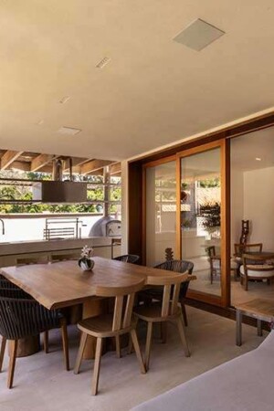 Uma parte da varanda gourmet, com caixas acústicas e spots de luz embutidos no teto