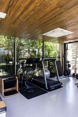 Academia, também com áudio vindo do teto, se integra à paisagem externa.