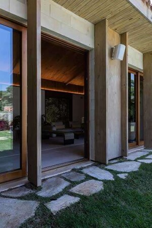 Na saída do living, uma das caixas que sonorizam a área externa.