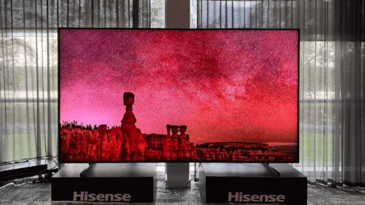 Grande lançamento da Hisense, esta é a TV 116UXS (116”) com minileds de 4 cores: RGB+Cian.