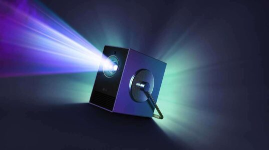 Nova versão do projetor portátil LG CineBeam “S”, agora com Dolby Atmos e que pode ficar a até 8cm da tela.