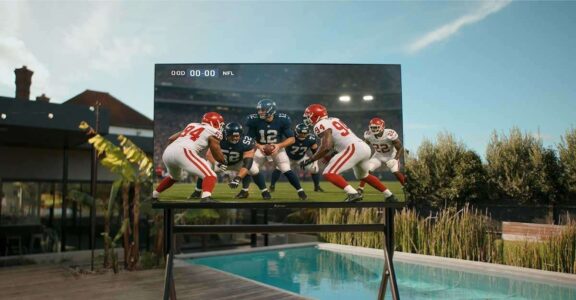A fabricante americana Sylvox apresenta sua Google TV outdoor sem borda, que suporta temperaturas extremas.