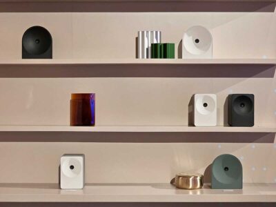 Linha de caixas acústicas Studio, da Samsung, desenvolvida em parceria com a Harman e um designer francês.