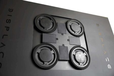 Painel traseiro da TV OLED Displace, a primeira 100% sem fio, com os suportes para montagem na parede.