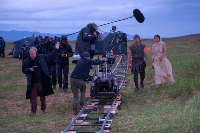 Nolan e o fotógrafo Houtema dirigem Matt Damon com o complexo sistema de transporte da câmera
